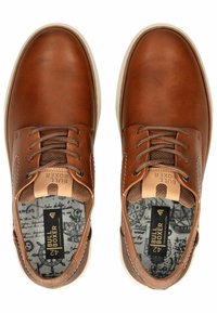 Zapatos de cuero marrón con un acabado suave, suela de goma contrastante y acentos texturizados. El interior presenta una plantilla con un patrón y una marca.