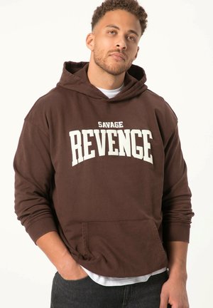 Felpa con cappuccio marrone, dotata di tasca a canguro frontale. La scritta "SAVAGE REVENGE" è stampata in lettere bianche sul petto. Tessuto morbido, vestibilità rilassata.