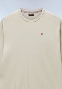 Beige trui met ronde hals en klein Noors vlagembleem op de linkerkant van de borst, met een Napapijri merklabel aan de binnenkant van de kraag.