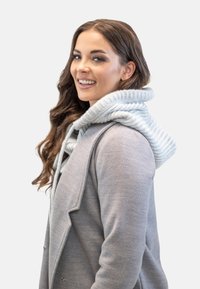 Jachetă gri deschis cu glugă ribbată de culoare albastră deschisă, având un front cu dublu rând de nasturi și șnururi, prezentată din lateral. Textură netedă.