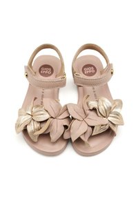 Sandalias rosas con adornos de flores doradas, correa ajustable, suela plana y textura de cuero suave. Nombre de la marca "Gios Eppo" visible en la plantilla.