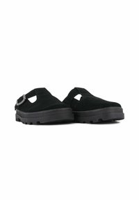 Des chaussures noires en daim à enfiler, avec un bout arrondi, une large découpe et une bride ajustable. Semelle en caoutchouc épaisse et texturée avec une bonne adhérence.