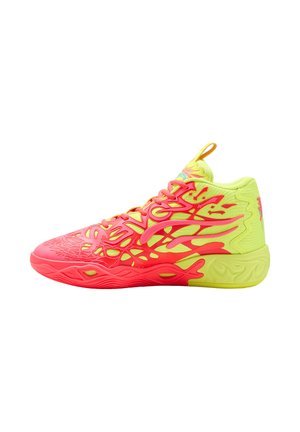 Hellgelber und pinker Sportschuh mit strukturiertem Obermaterial, filigranem Ausschnittdesign und einer Gummisohle mit ausgeprägtem Profil.