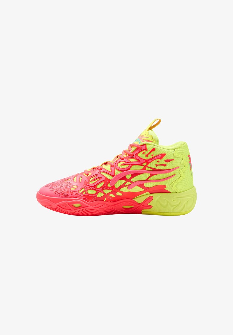 Zapatilla deportiva de color amarillo brillante y rosa, con parte superior texturizada, diseño intrincado de recortes y suela de goma con patrones de tracción pronunciados.