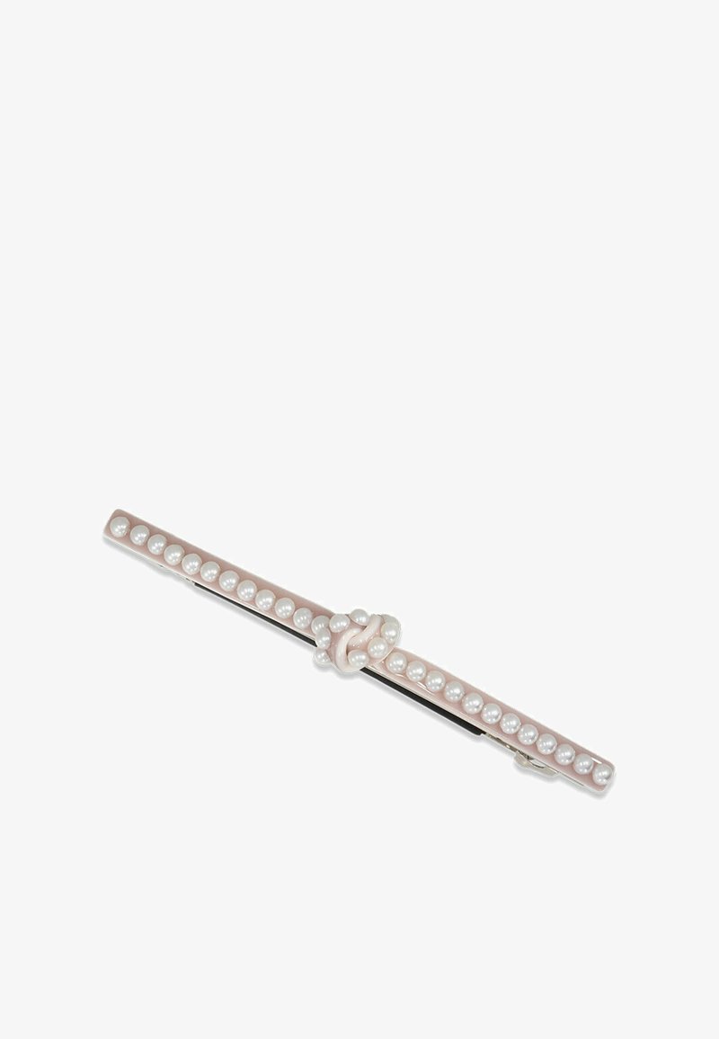 Grapa para el cabello con una banda rosa adornada con pequeñas perlas blancas a lo largo de su longitud, que presenta un acento decorativo de perla anudada.