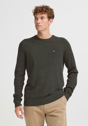Donkergroen gebreid sweater met een ronde hals en lange mouwen, voorzien van een klein logo op de borst en geribbelde manchetten en onderkant.