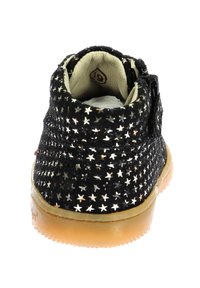 Botas de tobillo para niños negras con un upper de patrón de estrellas, tejido texturizado y suela de goma. Cuenta con una correa de gancho y bucle y forro suave.