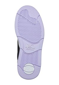 Semelle de sneaker noire avec une surface en caoutchouc violet clair texturé, présentant un motif en chevrons et un logo. Accent circulaire en blanc.