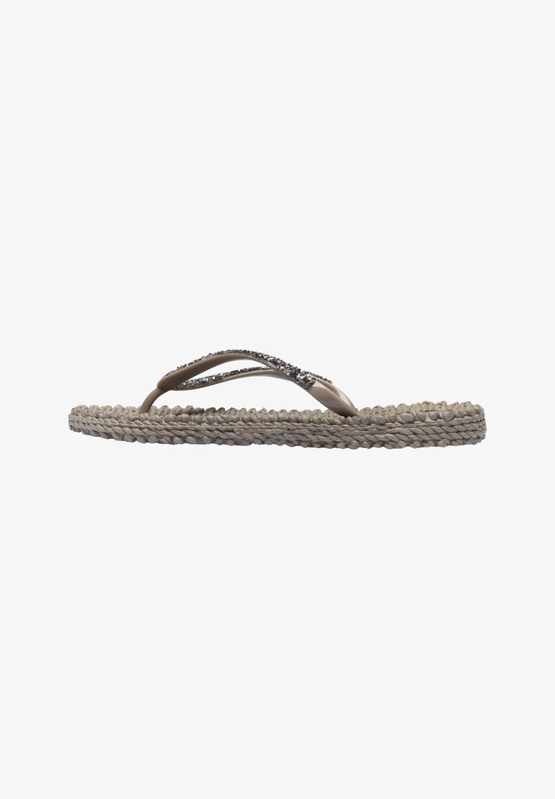 Tan teenslippers met een gevlochten jute zool, bi-kleurige banden met een accent van heldere rhinestones, platte en minimalistische uitstraling.