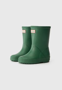 Botas de borracha verdes até ao tornozelo com uma sola texturizada, bico arredondado e borda superior ondulada. Apresenta a marcação em vermelho "HUNTER" na lateral.