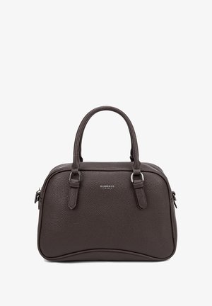 Sac à main en cuir texturé marron avec deux poignées arrondies, une fermeture éclair et un logo discret centré sur le devant.