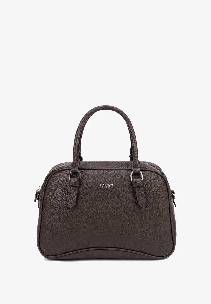 Bruine, gestructureerde leren handtas met twee ronde handvatten, een ritsafsluiting en een subtiele logo-detail in het midden van de voorkant.