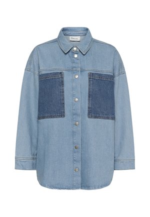 Jachetă din denim albastru deschis cu buzunare pe piept în albastru închis, nasturi argintii cu capse și guler ascuțit, prezentată pe un fundal alb.