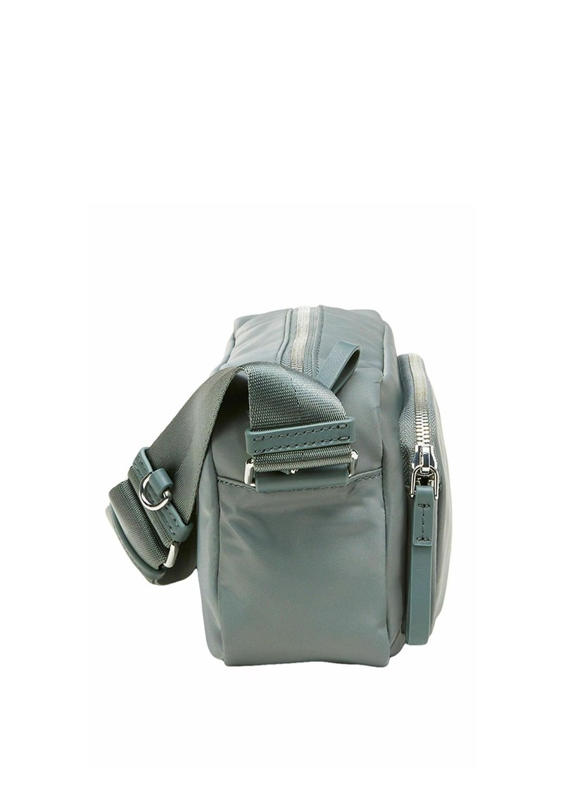 Grå nylon crossbody-väska med en platt form, justerbart bälte och silverdetaljer. Har en dubbeldragkedja och en slät yta.