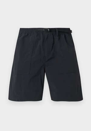 Crne kratke hlače do koljena s elastičnim pojasom, integriranim crnim podesivim remenom sa kopčom i prednjim džepovima na krpu.