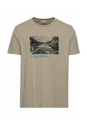 T-shirt marron clair avec imprimé noir et blanc d'un lac et d'une montagne, deux personnes en canoë, et texte bleu "Partagez une aventure, relevez de nouveaux défis."