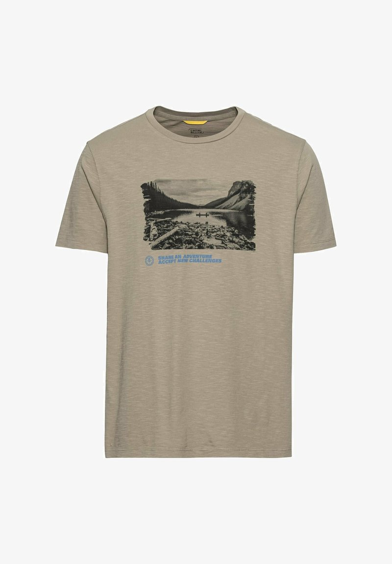T-shirt marron clair avec imprimé noir et blanc d'un lac et d'une montagne, deux personnes en canoë, et texte bleu "Partagez une aventure, relevez de nouveaux défis."