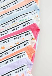Stivă de chiloți din bumbac colorați pentru fete, cu benzi elastice albe semnate "NEXT", pe un fundal alb.