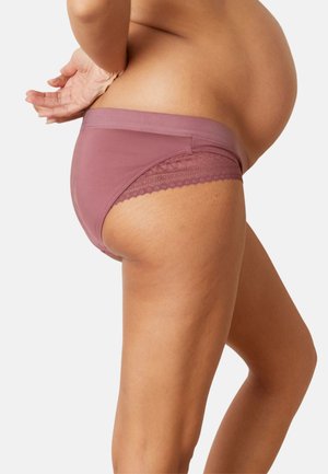 Culottes de maternité dans une douce couleur mauve avec une finition lisse et une bordure en dentelle le long de la taille, conçues pour le confort et le soutien.