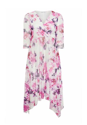 Vestido blanco con estampado floral en tonos rosa y púrpura, estilo cruzado con escote en V, mangas tres cuartos y dobladillo asimétrico.