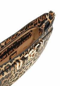 Borsa con stampa leopardata e dettagli dorati, dotata di una sezione con cerniera e più scomparti. Realizzata in materiale sintetico testurizzato.