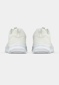 Άσπρα αθλητικά παπούτσια με υφασμάτινο επάνω μέρος με υφή, επενδυμένο περιλαίμιο και πίσω λουρί τραβήγματος. Η σόλα διαθέτει ευέλικτο σχεδιασμό για πρόσφυση.