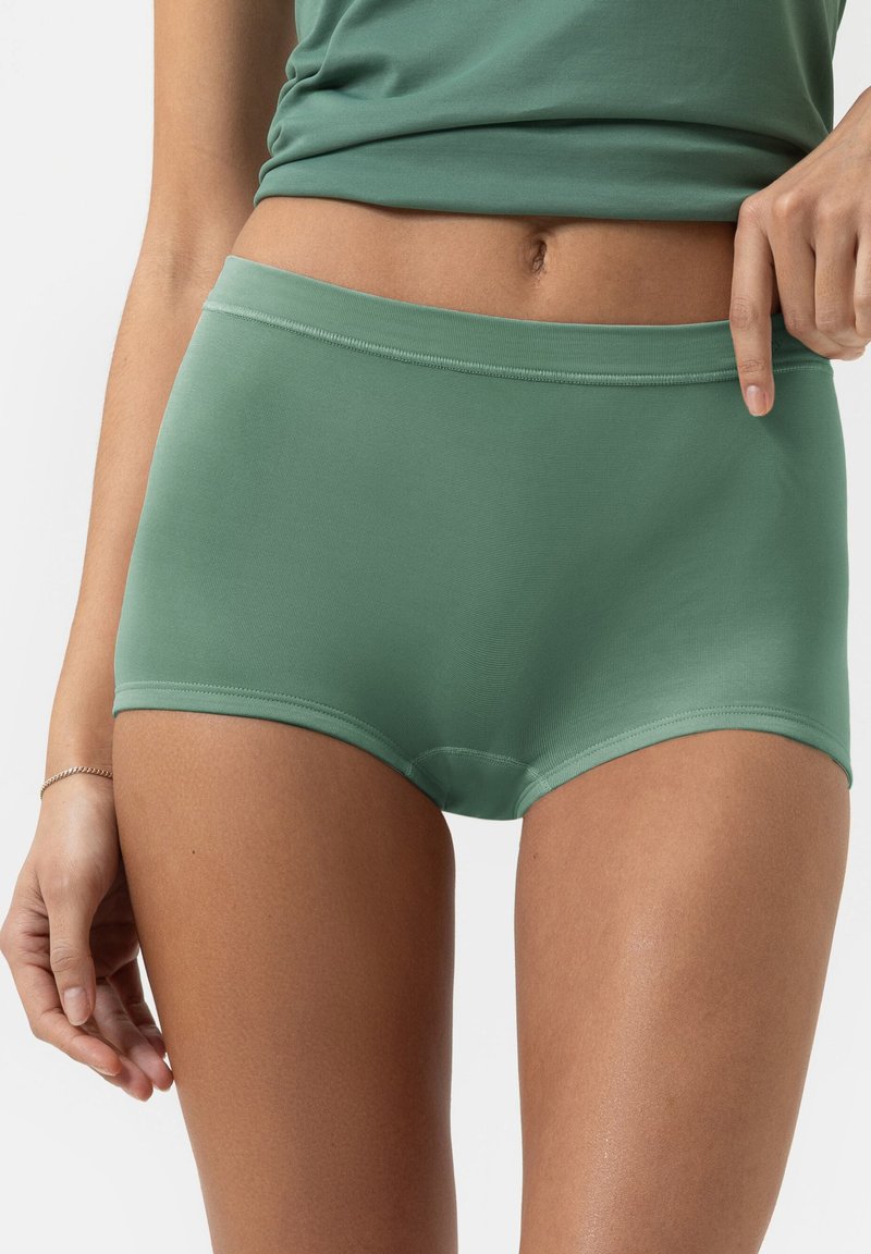 Vihreät puuvilla/modal-sekoitteiset poikashortsit, joissa on sileä pinta, joustava vyötärö ja alushousupituus, yksinkertainen muotoilu ilman koristeita.