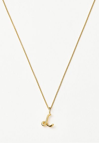 Χρυσό κολιέ αλυσίδας με γυαλιστερό χρυσό μενταγιόν σε σχήμα πεζού γράμματος "l" σε λευκό φόντο.