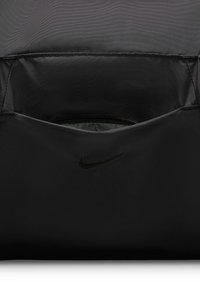 Zwarte stoffen tas met een gladde textuur, voorzien van een ritszak en een subtiele, ingebedde Nike-logo in de hoek.