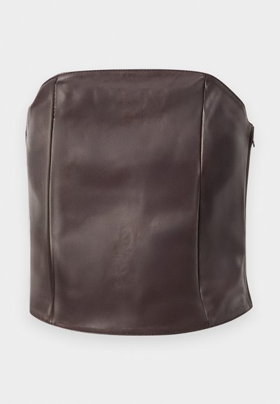 Top corset fără bretele, din piele maro, cu o textură netedă, formă structurată și un design curat, minimalist, fără hardware vizibil.