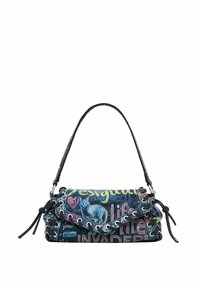 Mehrfarbige Canvas-Handtasche mit Katzenmotiven und aufgedrucktem Text, die eine geschwungene Form, einen oberen Griff und dekorative Schnürakzente aufweist.
