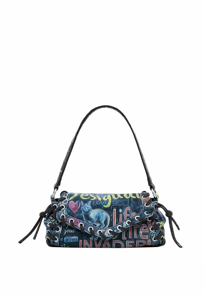 Mehrfarbige Canvas-Handtasche mit Katzenmotiven und aufgedrucktem Text, die eine geschwungene Form, einen oberen Griff und dekorative Schnürakzente aufweist.