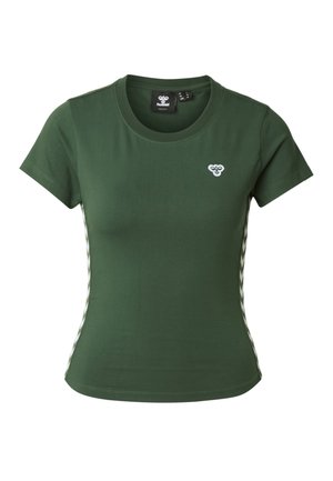 Grøn tætsiddende T-shirt lavet af bomuld, har rund halsudskæring, korte ærmer og hvide chevron-accenter på siderne med et lille logo.