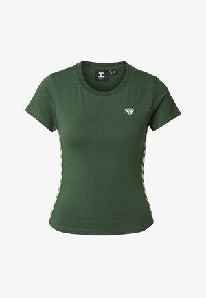 Grøn tætsiddende T-shirt lavet af bomuld, har rund halsudskæring, korte ærmer og hvide chevron-accenter på siderne med et lille logo.
