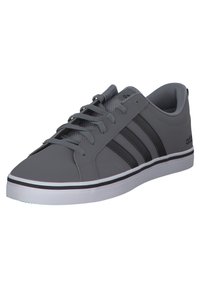 Sivé športové topánky z hladkého syntetického materiálu, s čiernymi pruhmi, bielou podrážkou a sivými šnúrkami. Minimalistický dizajn a zaoblená špička.