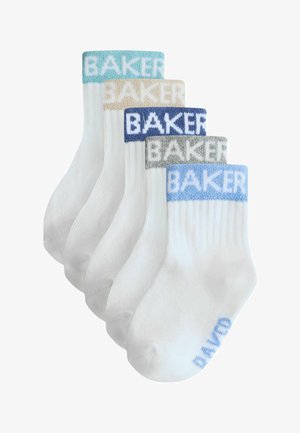 Pet parova bijelih gležnjača s rebrastim rubovima, svaki rub prikazuje riječ "BAKER" u različitim pastelnim bojama.