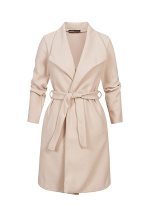 Abrigo cruzado beige con cinturón, cuello chal, mangas largas y una textura suave y lisa. El diseño presenta un corte recto y detalles mínimos.