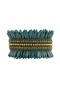 Des ornements en forme de feuille teal sur une large bande, avec des accents de perles dorées et vertes et une surface texturée.
