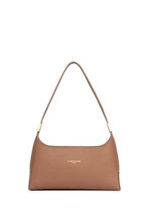 Sac à épaule en cuir marron avec une poignée fine et courbée et un logo doré « Lancaster Paris » centré sur le devant.