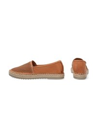 Hnědé kožené slip-on boty s perforovaným designem, přírodní jutu podešví a texturovaným prošíváním podél okraje.