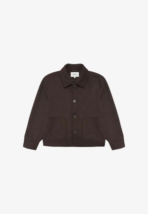 Bruine katoenen jas met een kraag, voor sluiting met knopen en twee grote zakken. Beschikt over lange mouwen en een ontspannen pasvorm.