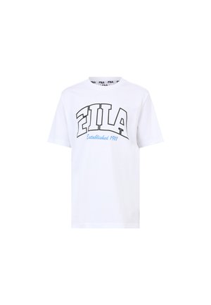 T-shirt en coton blanc avec un grand logo "FILA" noir et bleu et le texte "Established 1911" dans une police audacieuse et sportive. Manches courtes, col rond.