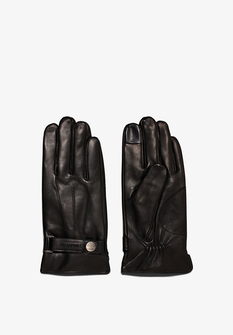 Los guantes de cuero negro presentan un diseño de cuatro dedos, costuras sutiles y un puño con un acento metálico. Textura suave; ajuste personalizado.