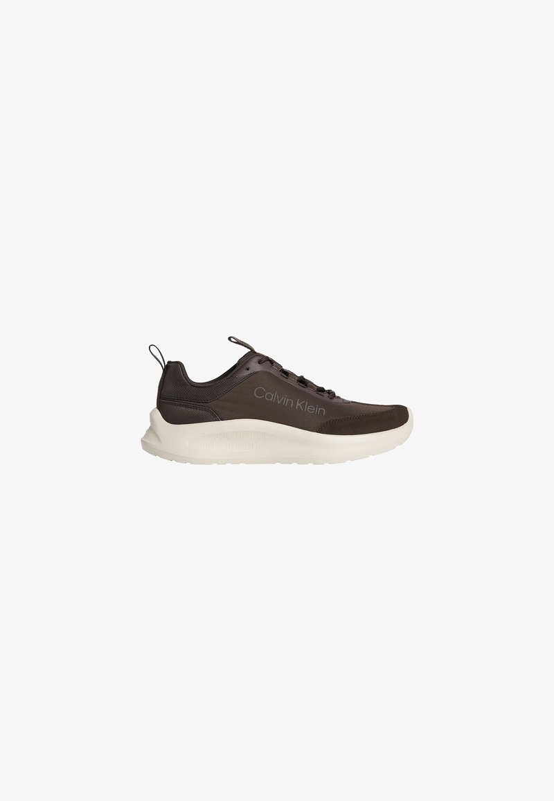 Baskets Calvin Klein marron foncé avec lacets noirs, languettes de traction et semelle épaisse blanche, vues de côté sur un fond blanc.