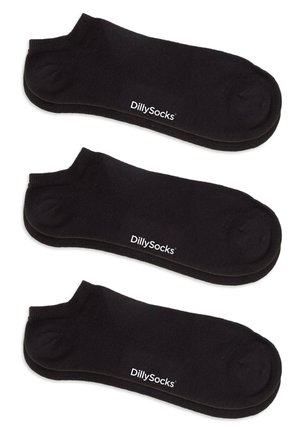 Tres pares de calcetines bajos negros dispuestos verticalmente, cada uno con texto blanco "DillySocks" cerca de los dedos.