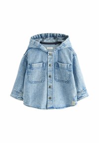 Veste pour tout-petit en denim bleu clair avec capuche, boutons-pression à l'avant et deux grandes poches carrées sur la poitrine, posée à plat sur un fond blanc.