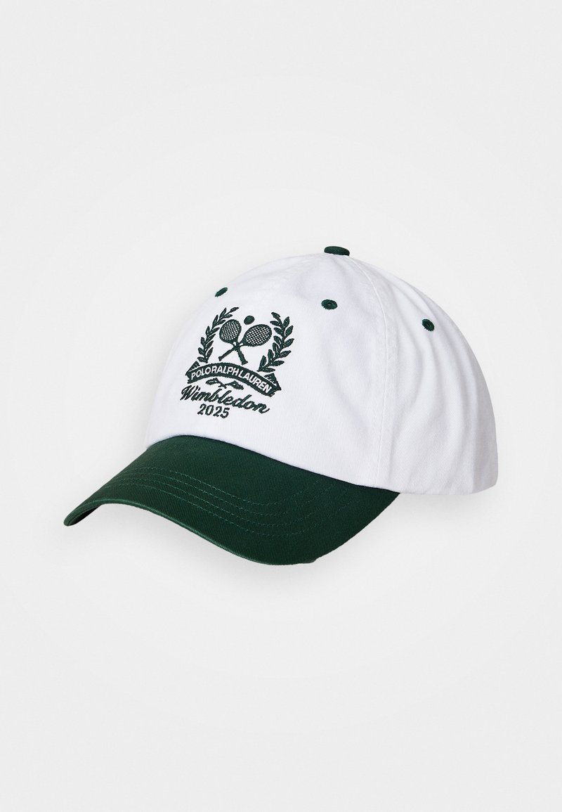 Cappello di cotone bianco con visiera verde, impreziosito da racchette da tennis ricamate e foglie di alloro, con etichetta "Wimbledon 2025" e "Polo Ralph Lauren."