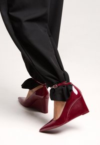 Bershka WITH ANKLE STRAP - Korolliset avokkaat - red