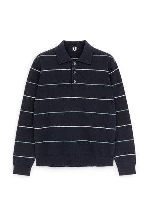 Suéter polo de manga larga azul marino con delgadas rayas horizontales blancas y azul claro, y tres botones en el cuello.