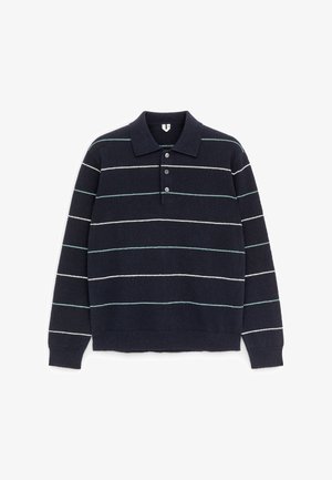 Suéter polo de manga larga azul marino con delgadas rayas horizontales blancas y azul claro, y tres botones en el cuello.